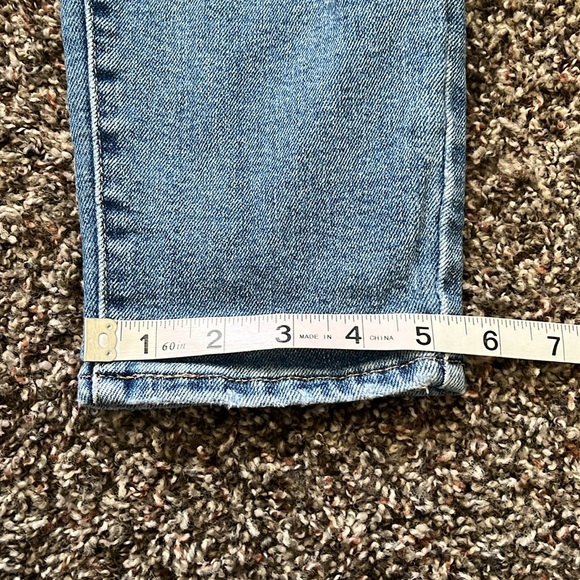 NWOT Levi Strauss Silver Tab Distressed Mom Jean, Size 28, Medium Wash Denim - Picture 15 of 15